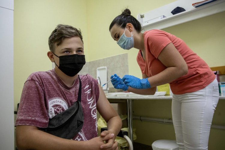 Ennyi diákot regisztráltak eddig a szülők iskolai oltásra   