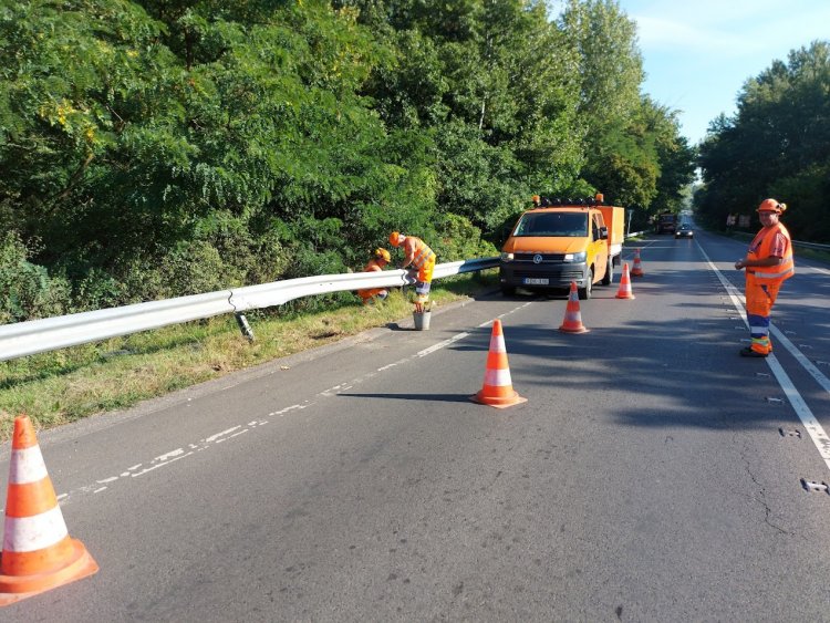 Korábbi baleset miatt végeztek helyreállítást a Kemecsei úton a Magyar Közút szakemberei
