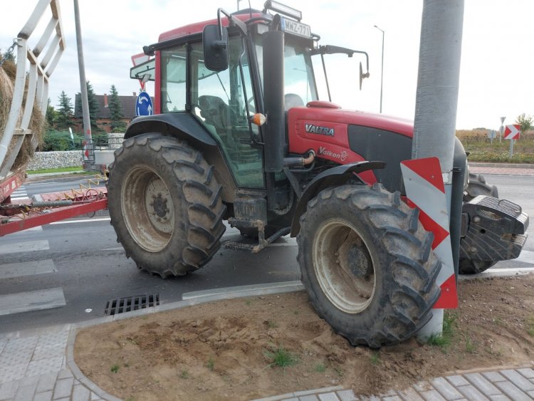 Oszlopnak ütközött egy traktor az új napkori körforgalomnál, jelentős az anyagi kár