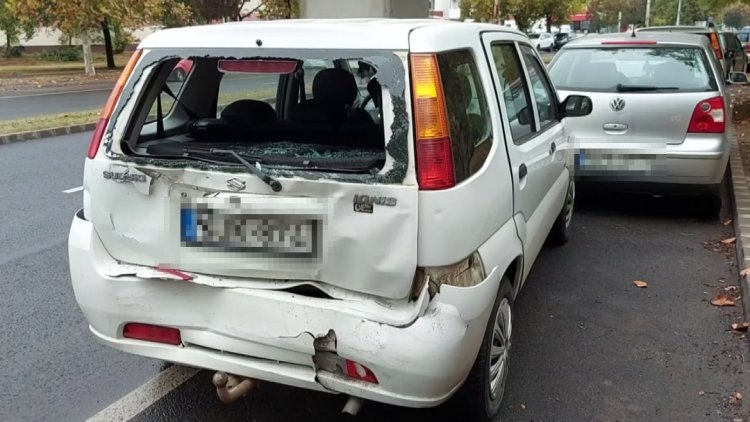 Megcsúszott egy autó menet közben, leállósávban parkoló gépkocsinak ütközött