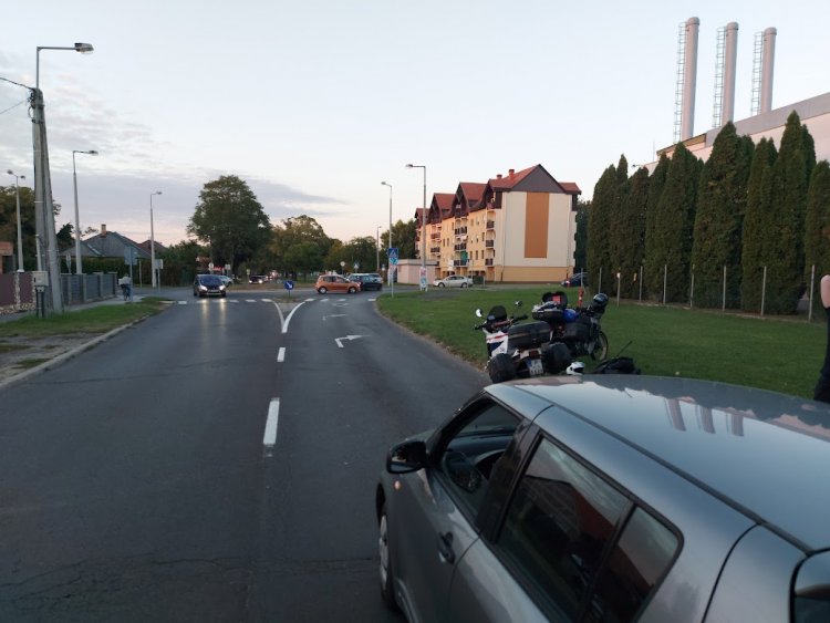 A Család utcán egy motoros és két személyautó ütközött      
