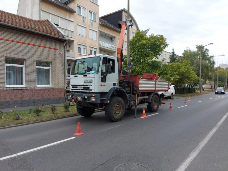 A Kossuth utcán kábel-helyreállítási munkálatokat végez az E.ON