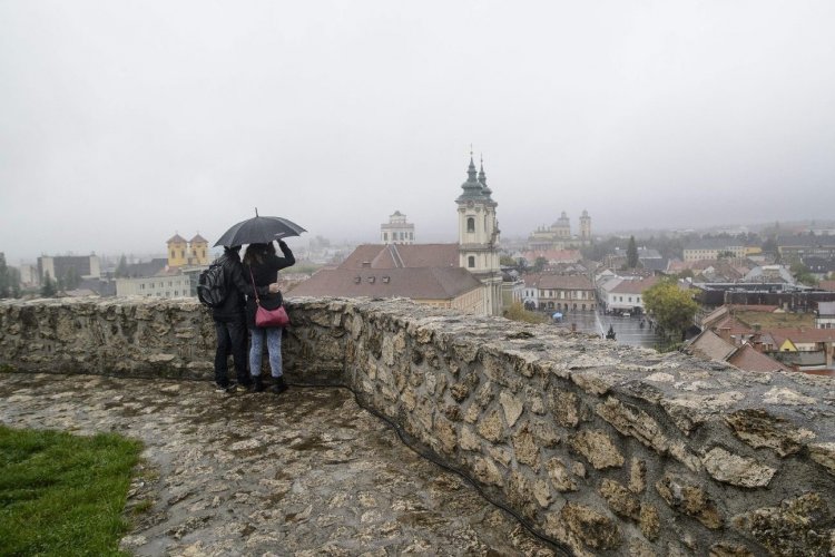 Az ország több pontján még ma is eshet                              