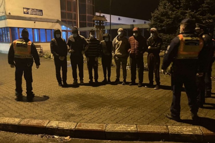 Átadták a rendőrök a hét határsértőt a román határőrizeti szerv munkatársainak