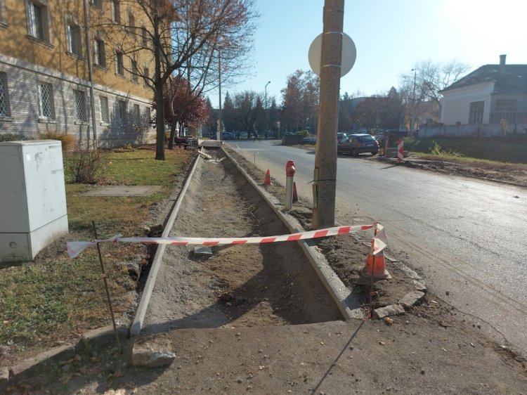 Új járdaszakaszt építenek a Toldi utcán a Malom és a Széchenyi utca között