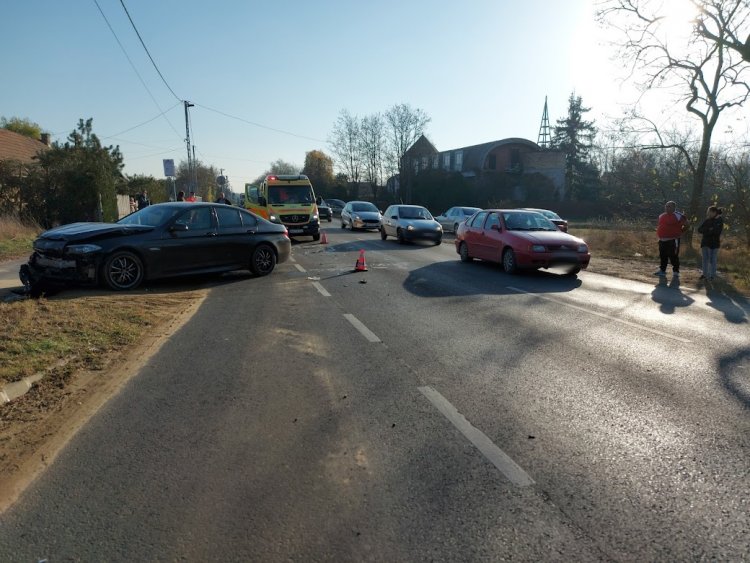 Hármas ráfutásos baleset történt a Westsik Vilmos utca és Csongor zugnál, hárman megsérültek