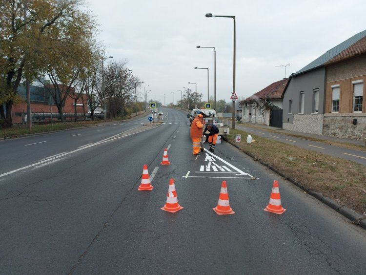 Burkolati jeleket festettek a Bethlen Gábor utcán, a munkákat csütörtökig folytatják a város több pontján