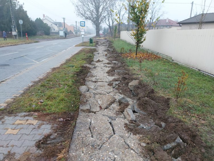 Öt szakaszban építik a járdát Borbányán, az Alma utcán