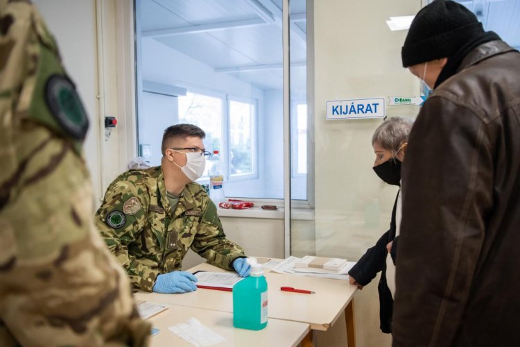 A Magyar Honvédség további katonákat küld a kórházakba az oltási akcióhét idejére