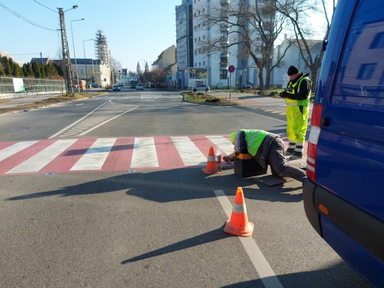 Nyíregyházán megkezdték az okoszebrák karbantartását