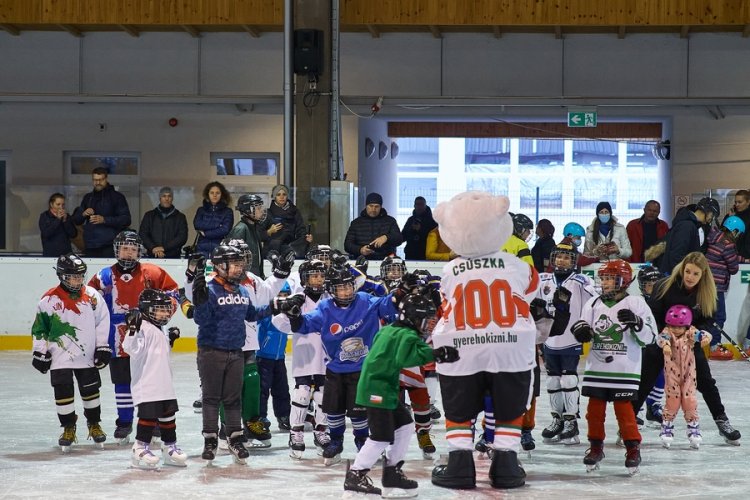 Egyre népszerűbb a gyerekek körében a jégkorong - Válogatott játékosok jártak Nyíregyházán