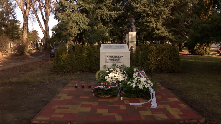 Emlékművet avattak az Északi temetőben – A roma sorozatgyilkosság áldozataira emlékeztek