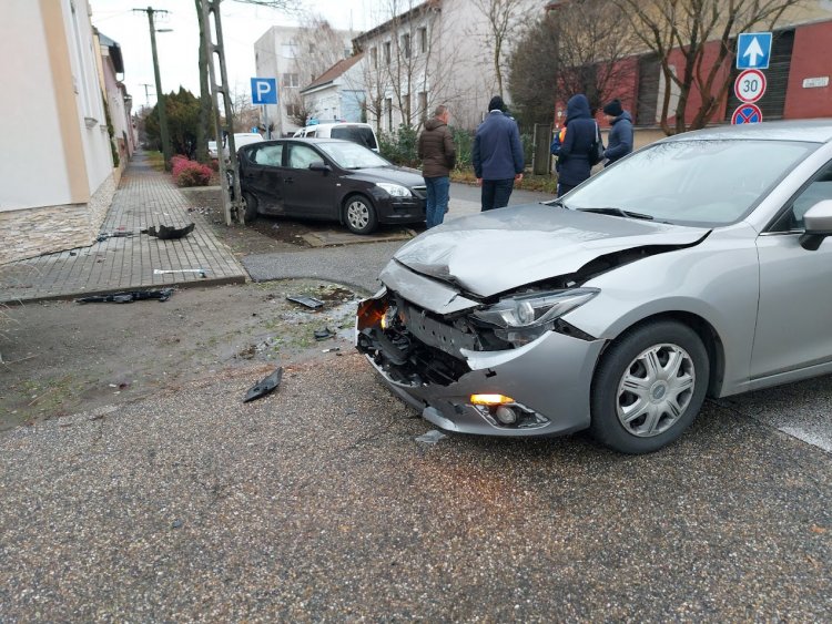 Péntek reggel két autó ütközött a Színház utcánál