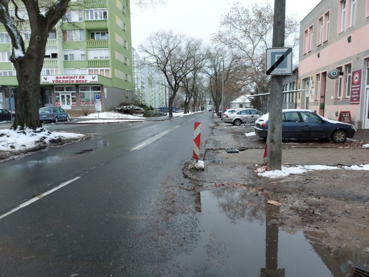 Zebrát alakítanak az Árok utcán, már elkezdődött a munka