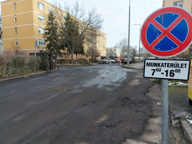 Aszfaltozási munkálatokat végeznek a Tompa Mihály utcán