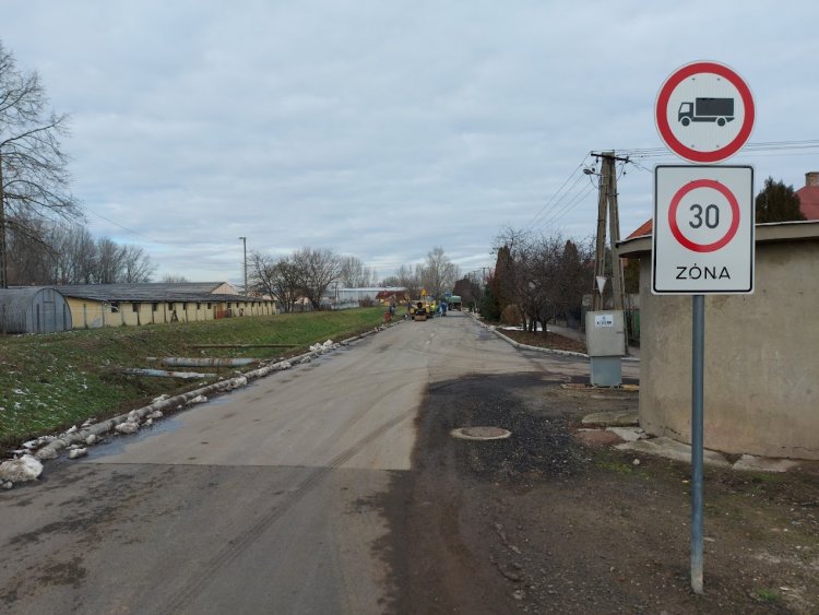 Sebességcsökkentő burkolatot alakítanak ki a Simonyi Óbester utcán, de a szakaszon már most is 30 km/h-s korlátozás van érvényben