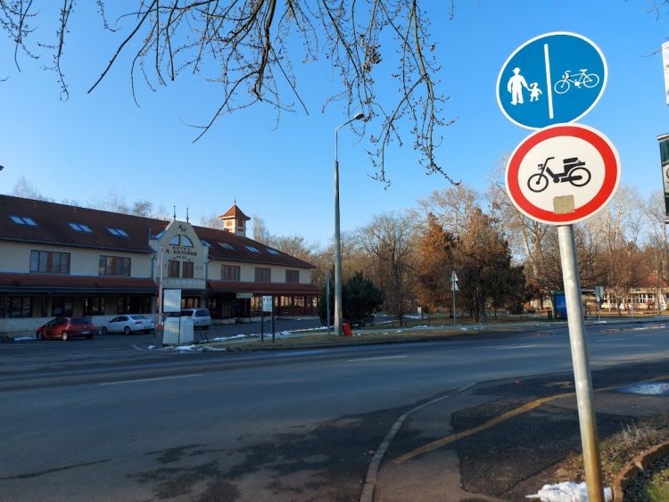 Burkolati jelek és KRESZ-táblák is jelzik, hogy hol kezdődik és hol ér véget a kerékpárút Sóstógyógyfürdő belterületén