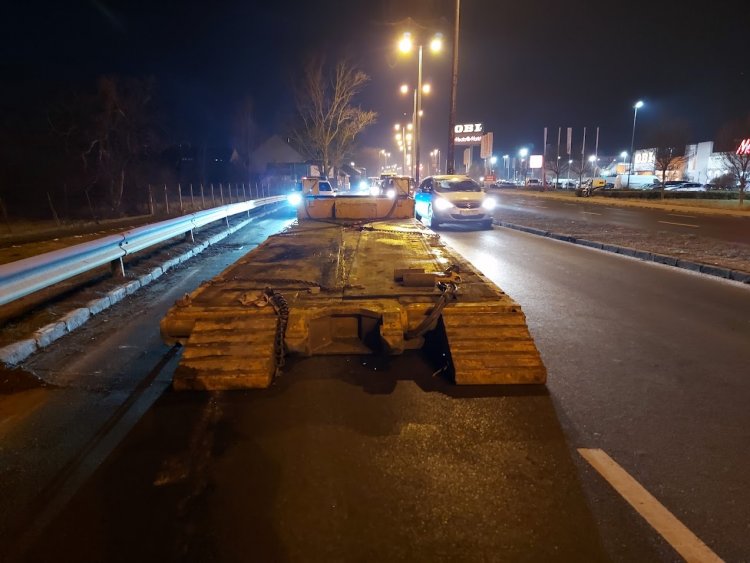 Kettévált egy túlméretezett szerelvény a László utcán