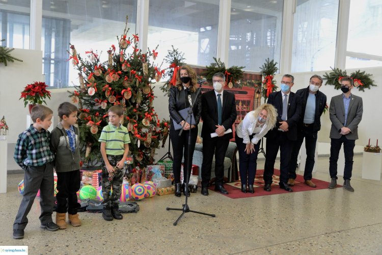 Koszorúverseny – A Váci Mihály Kulturális Központban átadták az adventi dekorációkat a rászoruló gyerekek részére