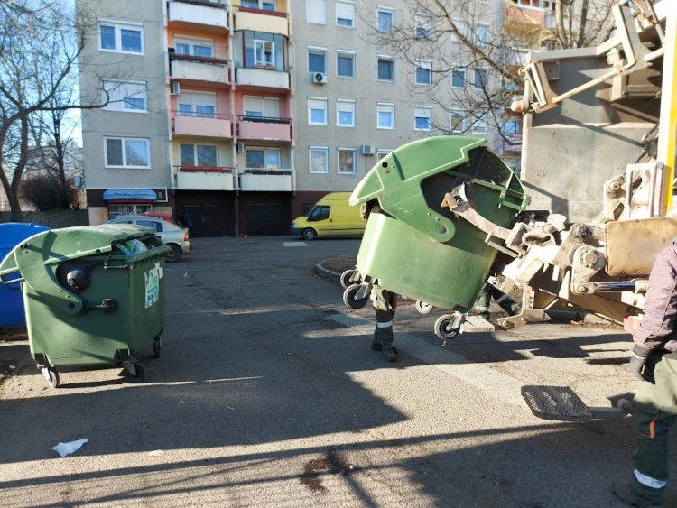 Szabálytalanul parkoló járművek okoznak rendszeres problémát a szemeteskonténerek ürítésénél Örökösföldön
