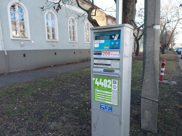 A Széchényi utcán egy korábban megrongálódott jegykiadó automata helyreállítását kezdte meg a NYÍRVV