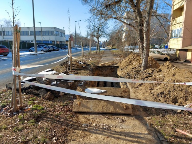 Kilyukadt távhővezetéket cseréltek ki a Nyírtávhő munkatársai a Krúdy Gyula utcában, a helyreállítás a héten még tart