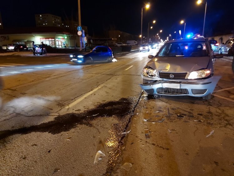 Két autó ütközött össze kedd este a Korányi Frigyes és Garibaldi utca kereszteződésében