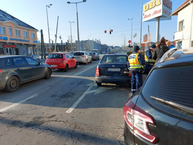 Egy külföldi rendszámú autó nekiment egy előtte haladó járműnek, a balesetet rendőri intézkedés követte