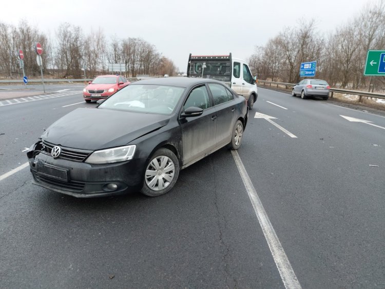 A Debreceni úton, az M3-as autópálya felhajtójánál hármas karambol történt, egy gyermek megsérült