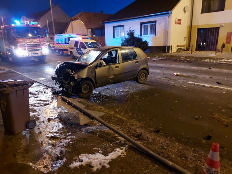Kisodródott, majd nagy sebességgel egy ház falának csapódott egy jármű a Debreceni úton