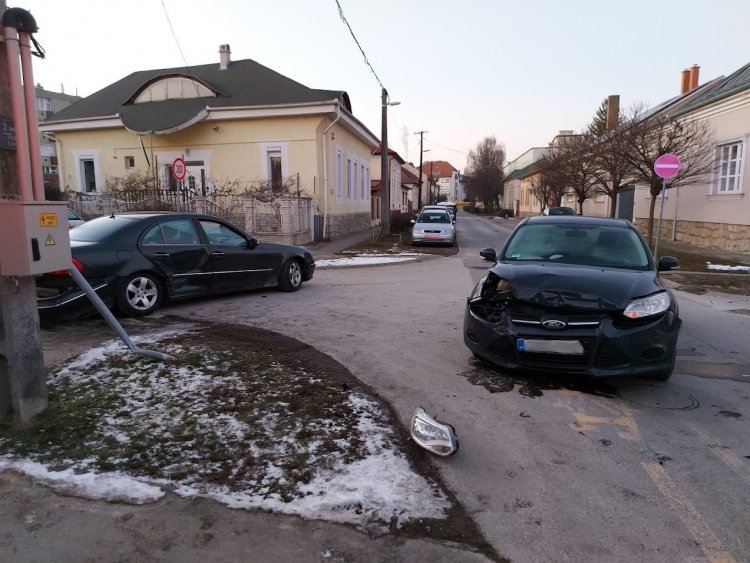 Két személyautó ütközött a Madách és az Árpád utca kereszteződésénél
