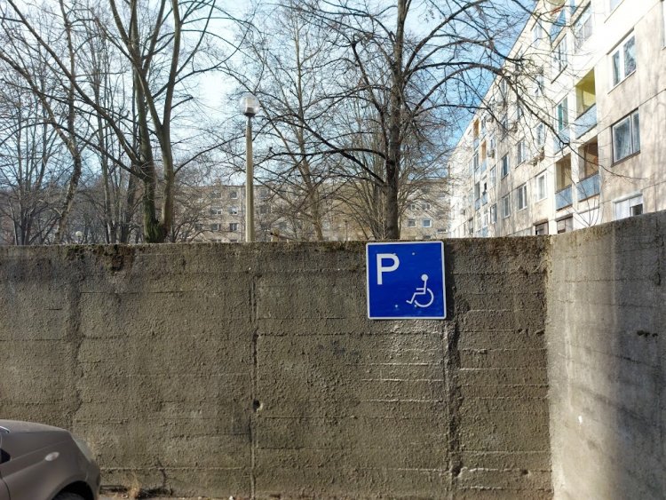 Mozgáskorlátozottak részére alakítottak ki parkolót az ott lakók kérésére az Ungvár sétányon