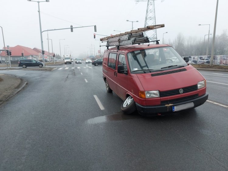 Kanyarodás közben tengelyestől kitört egy jármű kereke a Tünde utca és a Debreceni út kereszteződésében