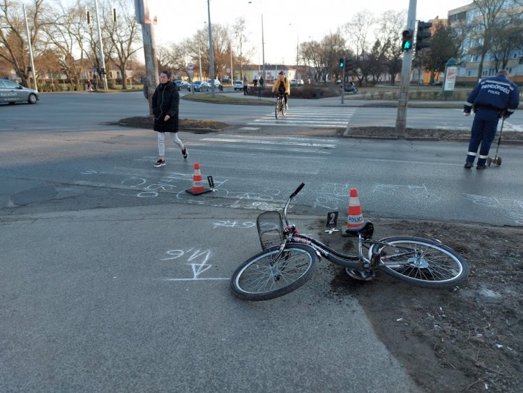 Csütörtökön délután egy kerékpáros egy kanyarodó járművel ütközött