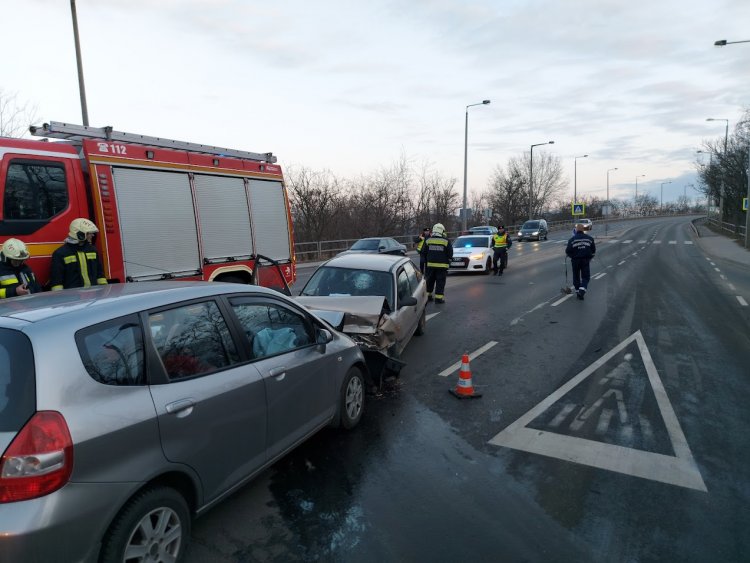 Szerda reggel a Debreceni úti felüljárónál történt baleset, mindkét sofőr megsérült