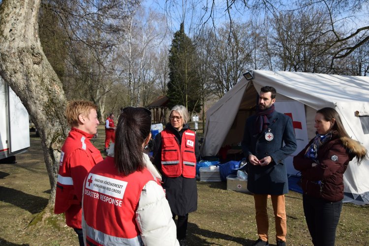 A Szabolcs-Szatmár-Bereg Megyei Kórházak és Egyetemi Oktatókórház eszközökkel, gyógyszerekkel támogatja a határon lévő önkéntesek munkáját