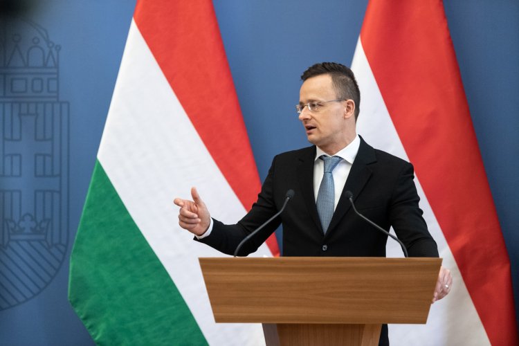 Szijjártó Péter: Akár harmincezer sebesült életét is megmentheti a magyar segélyszállítmány