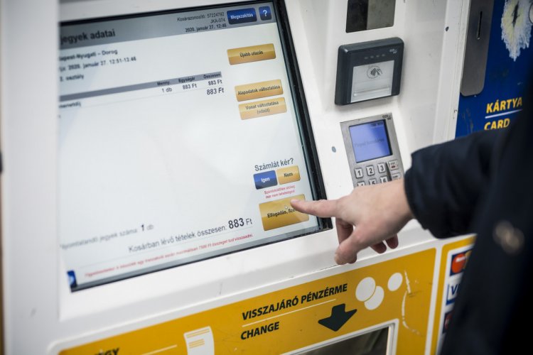 Már 10 város helyi Volánbusz-bérletei is megválthatók a MÁV-START automatákból