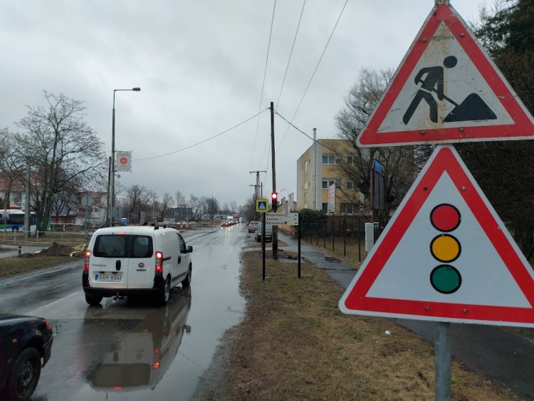 Három irányban jelzőlámpa irányítja a forgalmat a Móricz Zsigmond és a Szarvas utcán