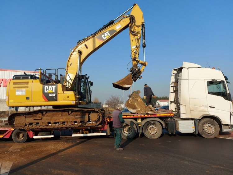 Elhagyta egy billenős teherautó egy földmunkagép kanalát a Tiszavasvári úton egy körforgalomban