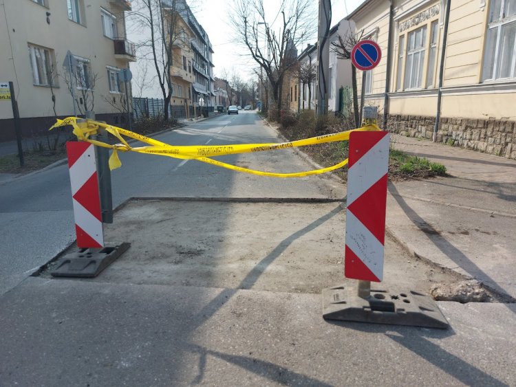 A Szabolcs utcán egy útburkolati hiba szintbe helyezése kapcsán van forgalomkorlátozás