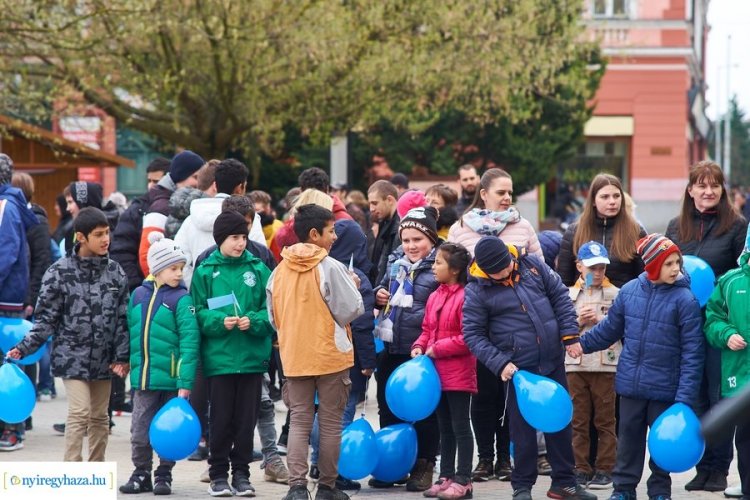 Kék séta Nyíregyházán – Civil kezdeményezés az autizmussal élők és családjaik megjelenésével