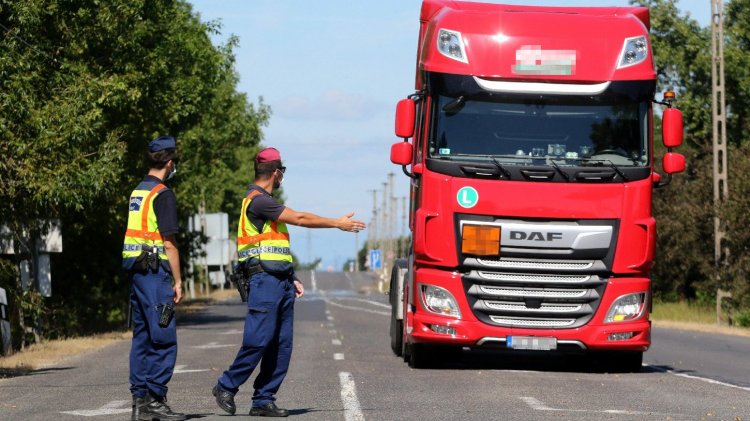 Háromnapos közúti akcióban ellenőrzik a teherautókat és buszokat