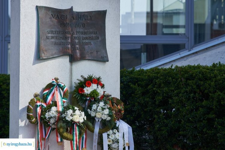 Költészet napja – József Attila születésnapján most is megkoszorúzták Váci Mihály szobrát