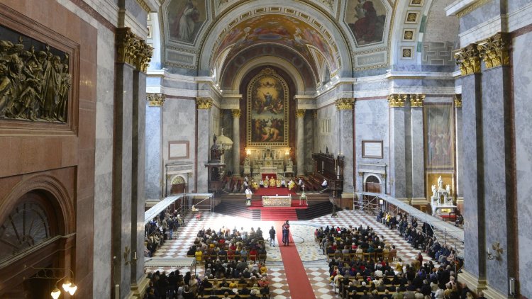 Két év után újra megteltek a templomok országszerte – ünnepi szentmisét, istentiszteletet tartottak az egyházi vezetők