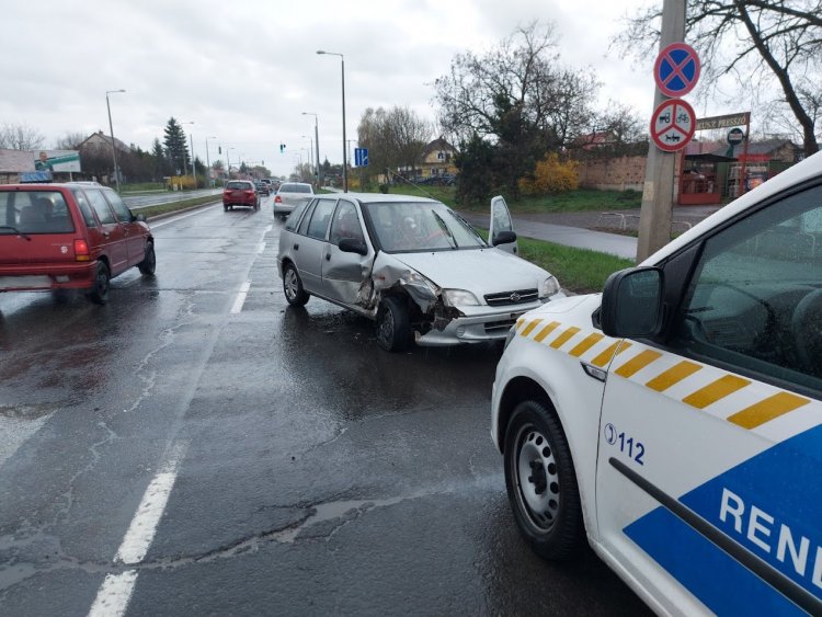 Szombaton délelőtt a csapadékos úton két autó ütközött az Orosi úton