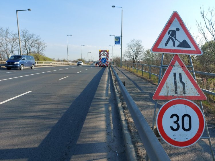 Megkezdte a Magyar Közút a hídszerkezetek takarítását és mosását