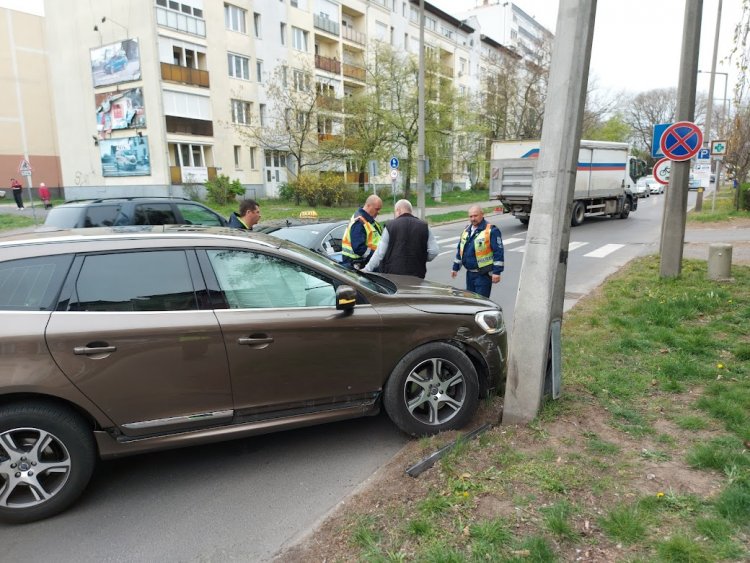 Kifordult egy autó a Sarkantyú utcáról és ütközött egy Kossuth utcán haladó járművel