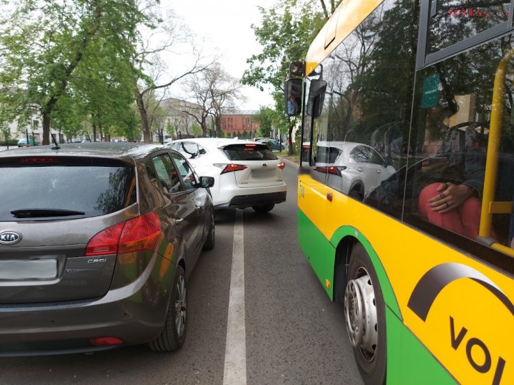 Egy szabálytalanul parkoló autós a Bessenyei téren okozott fennakadást