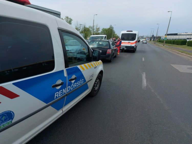 Az Orosi úton egy betegszállító és egy személyautó ütközött